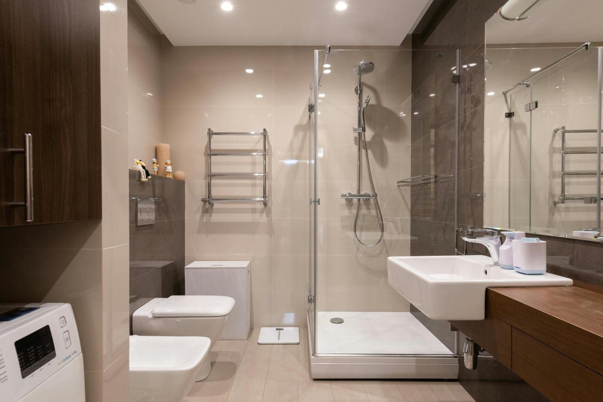 Claytone Near Delhi Airport * New Delhi