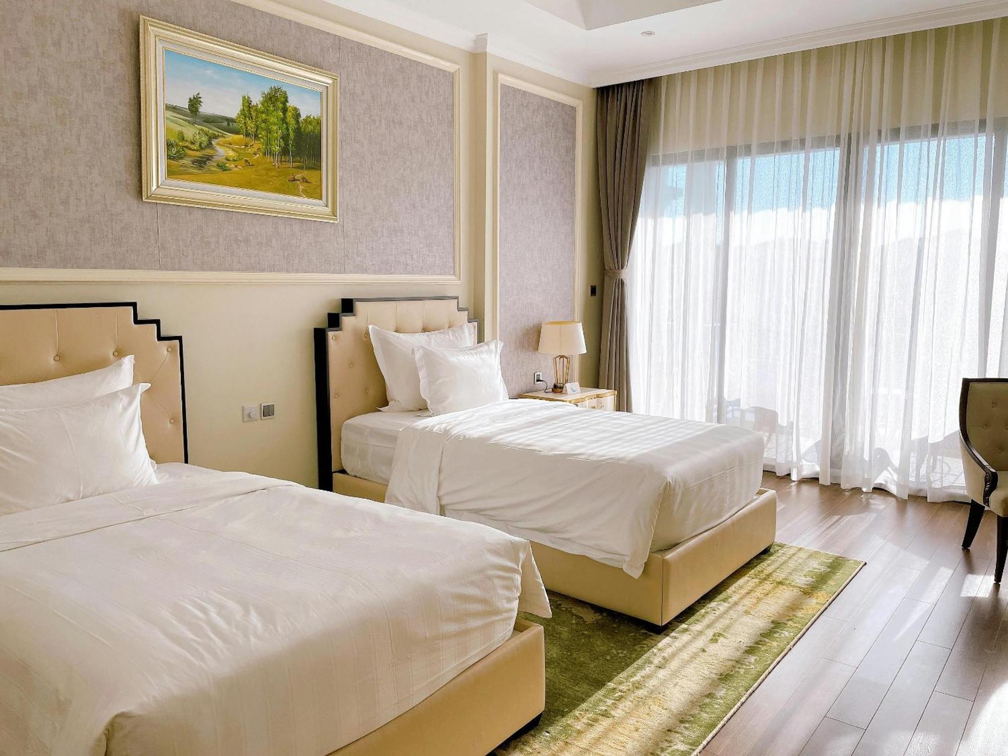 Claytone Near Delhi Airport * New Delhi