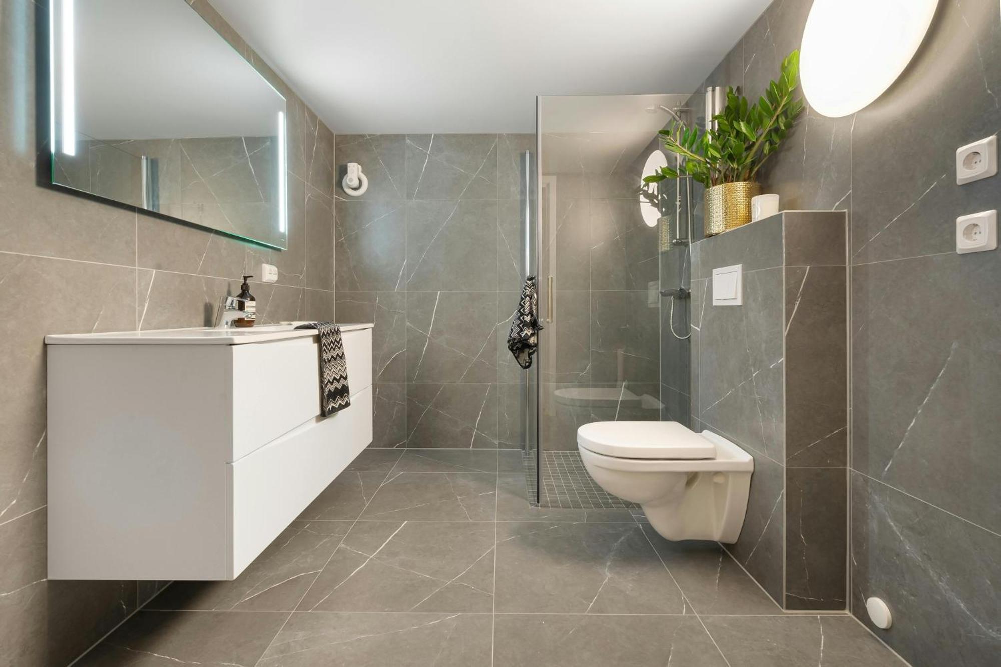 Claytone Near Delhi Airport * New Delhi